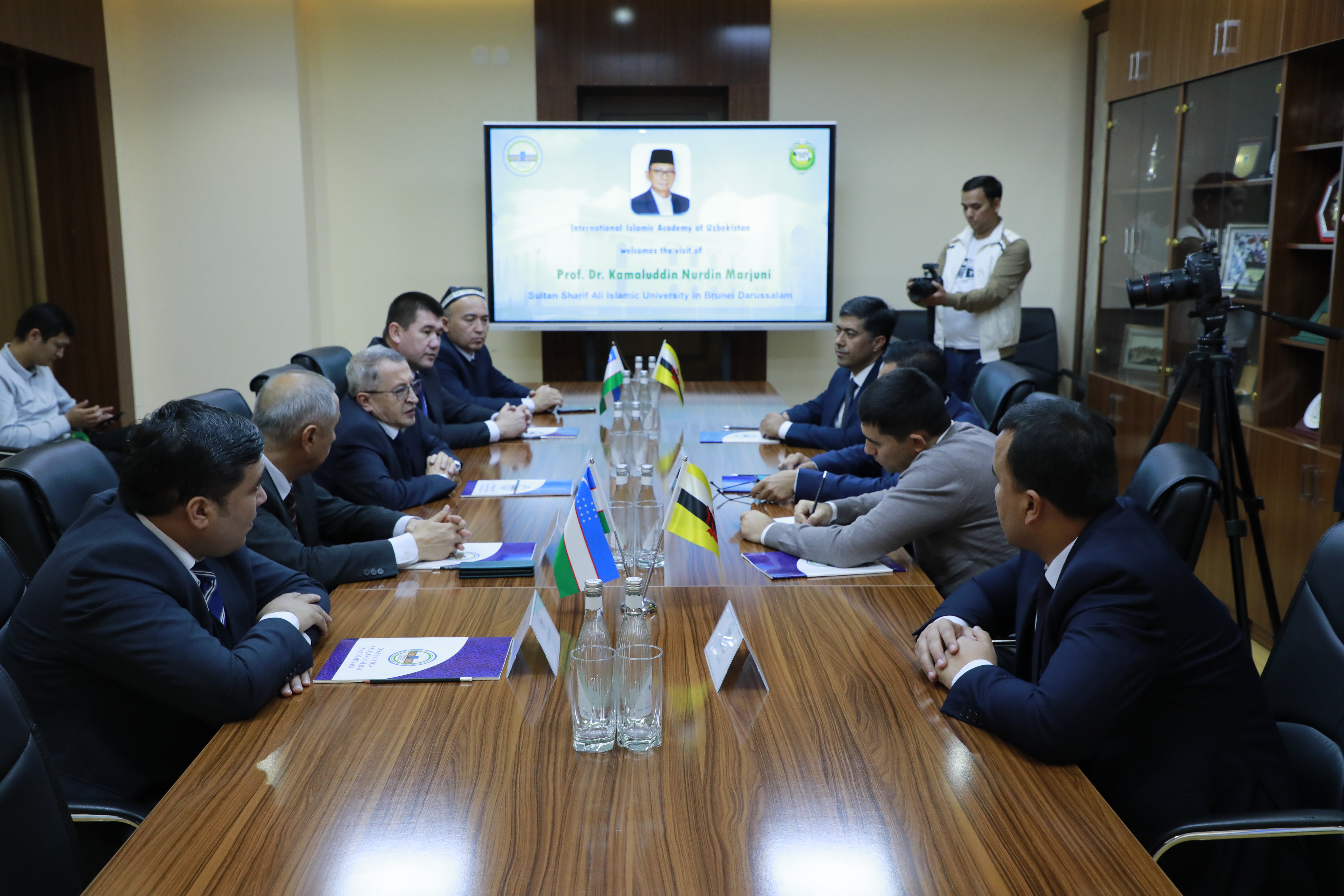 Bruney Sultonligining Sulton Sharif Ali nomidagi islom universiteti professori Akademiyada