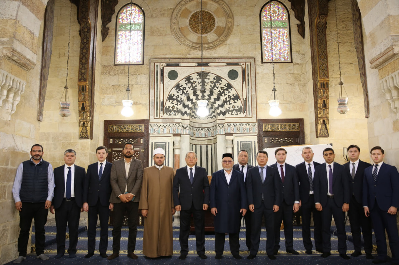 O‘zbekiston delegatsiyasi Al-Azhar masjidiga tashrif buyurib, uning tarixiy me’morchiligi va ilmiy rolini e’tirof etdi