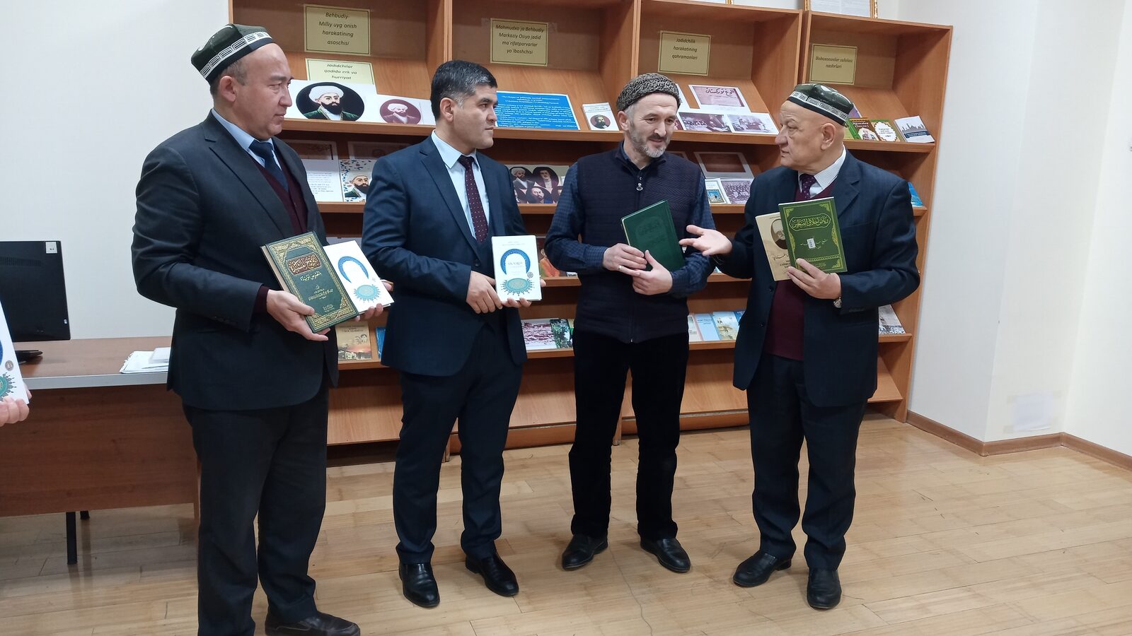 Akademiyaga Dogʻiston muftiysining “Yaxshilar axloqi” kitobi tuhfa qilindi