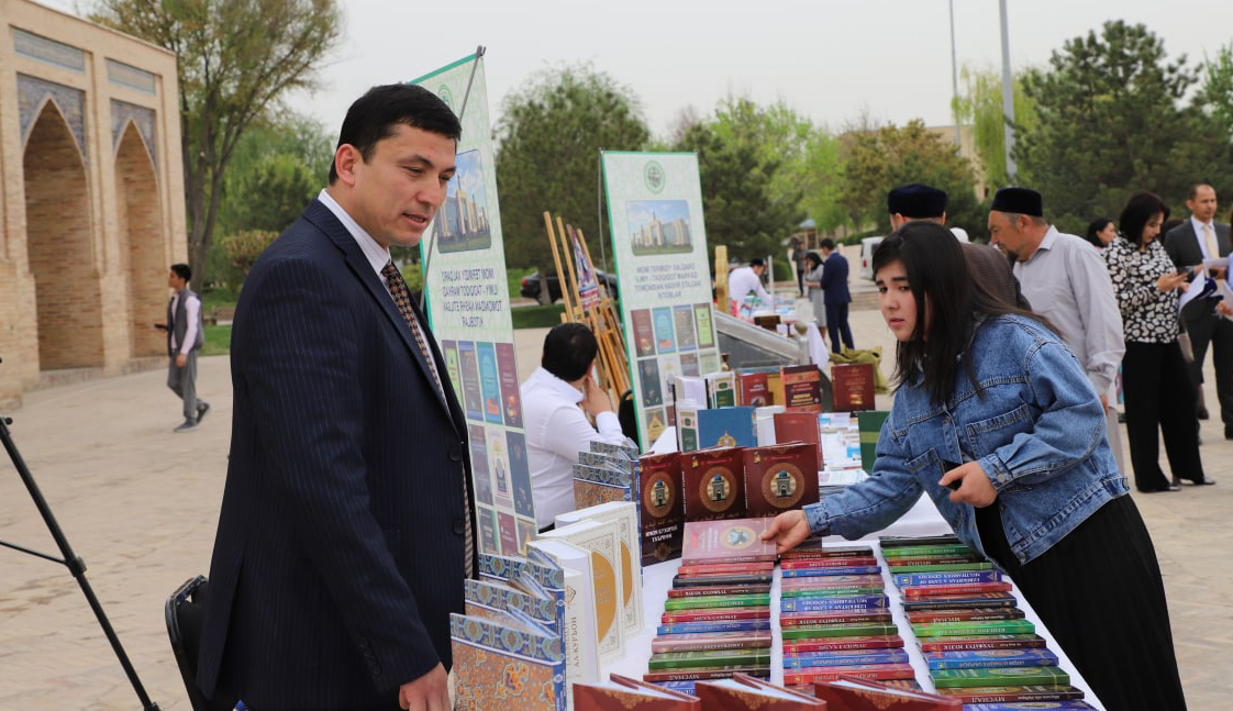 Hazrati Imom majmuasida “Kitob – kamolot kaliti” ilmiy‐maʼrifiy kitoblar ko‘rgazmasi o‘tkazilmoqda