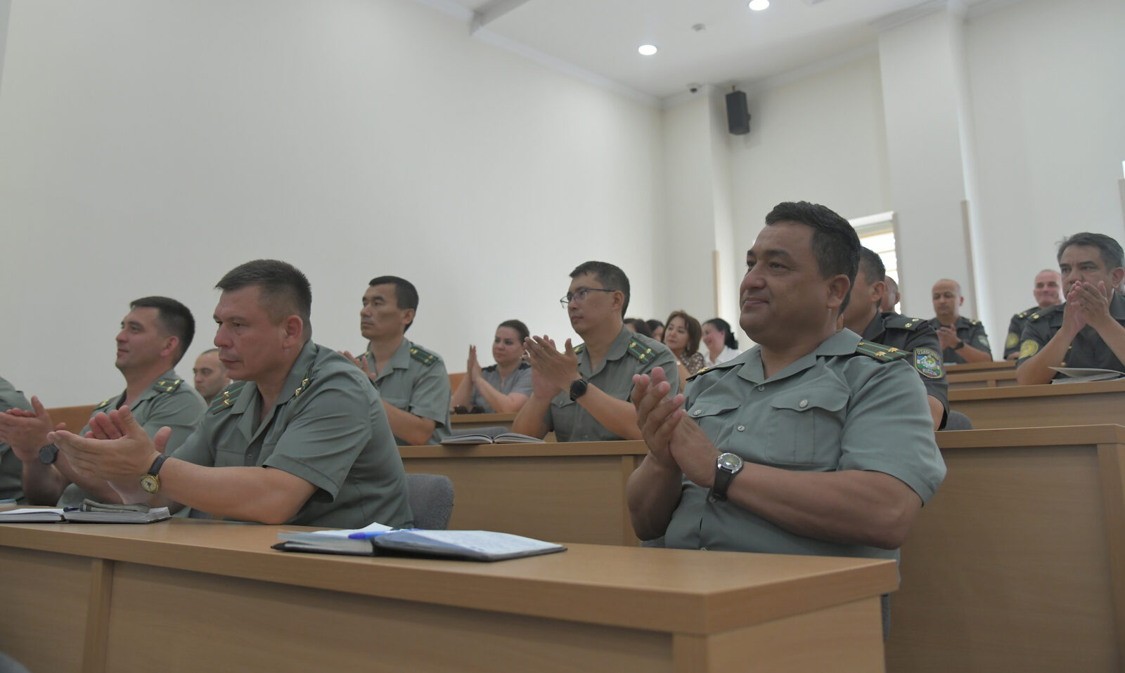 Akademiya jamoasining harbiy soha xodimlari uchun o‘tkazilgan seminar-treninglardagi faol ishtiroki e’tirof etildi