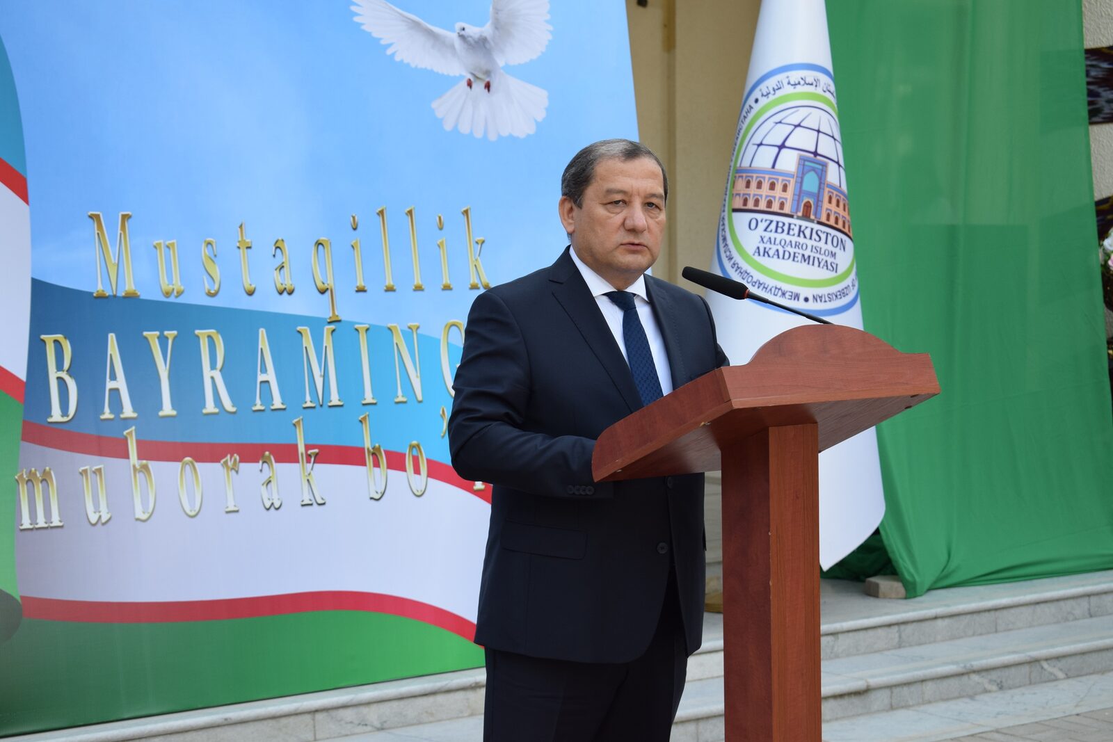 O‘zbekiston xalqaro islom akademiyasi rektori Muzaffar Komilovning 2022/2023-o‘quv yili boshlanishi munosabati bilan professor-o‘qituvchilar va talabalarga BAYRAM TABRIGI