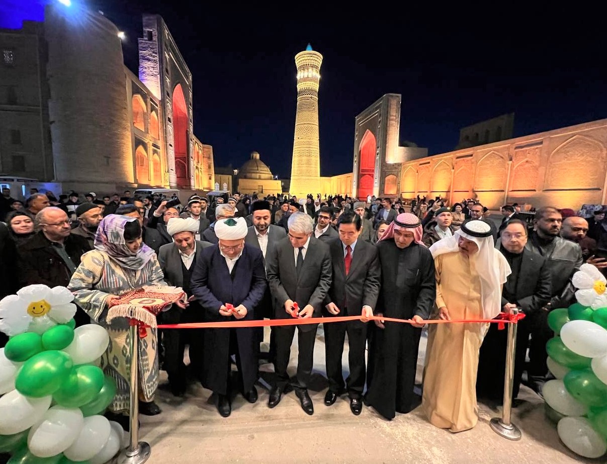 Forum ishtirokchilari “Islom xattotligi” ko‘rgazmasini tomosha qildi
