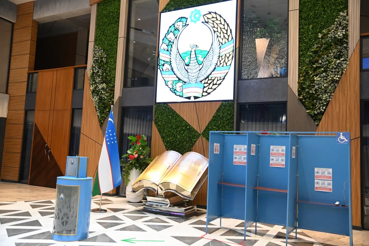 Akademiya rektori referendumda ishtirok etib, ovoz berdi