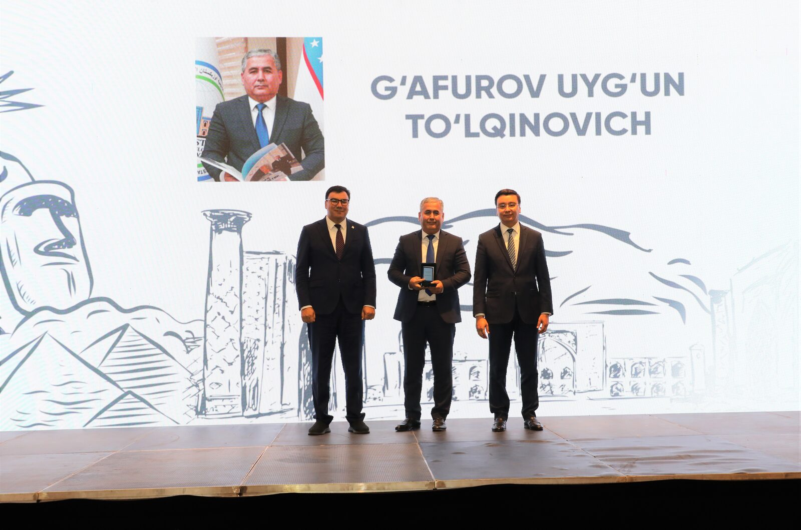 Akademiya rektori “Turizm fidoyisi” ko‘krak nishoni bilan taqdirlandi