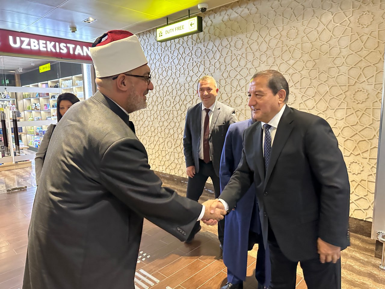 Xalqaro anjuman ishtirokchilari ehtirom ila kutib olinmoqda