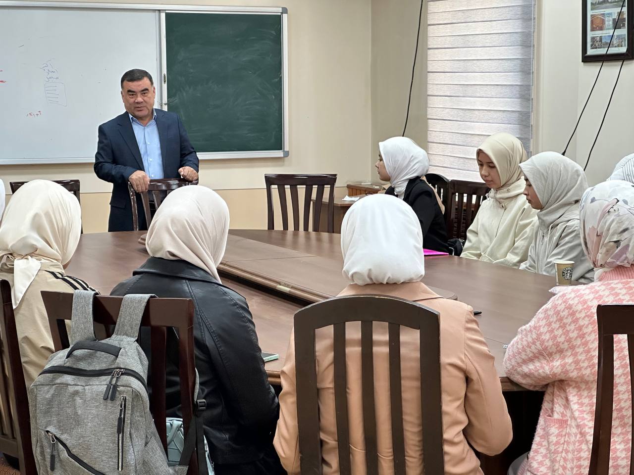 Akademiya talabalari uchun dolzarb mavzuda davra suhbati o‘tkazildi