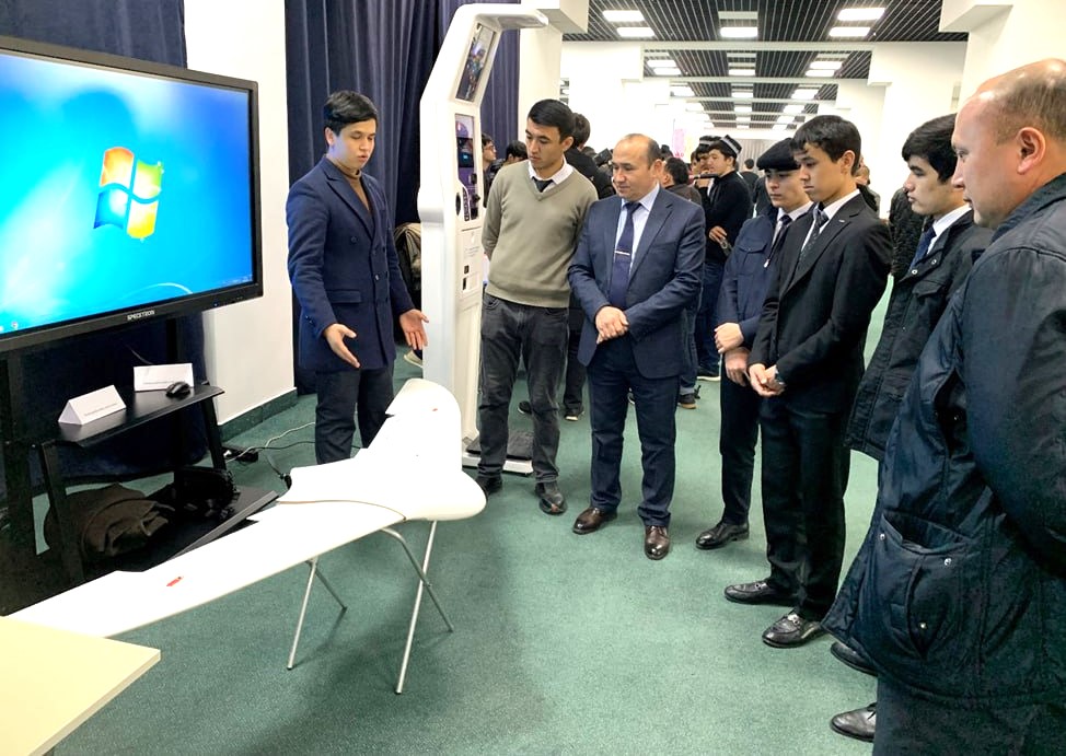 Talabalar yosh robot ixtirochilari koʻrgazmasida ishtirok etdilar