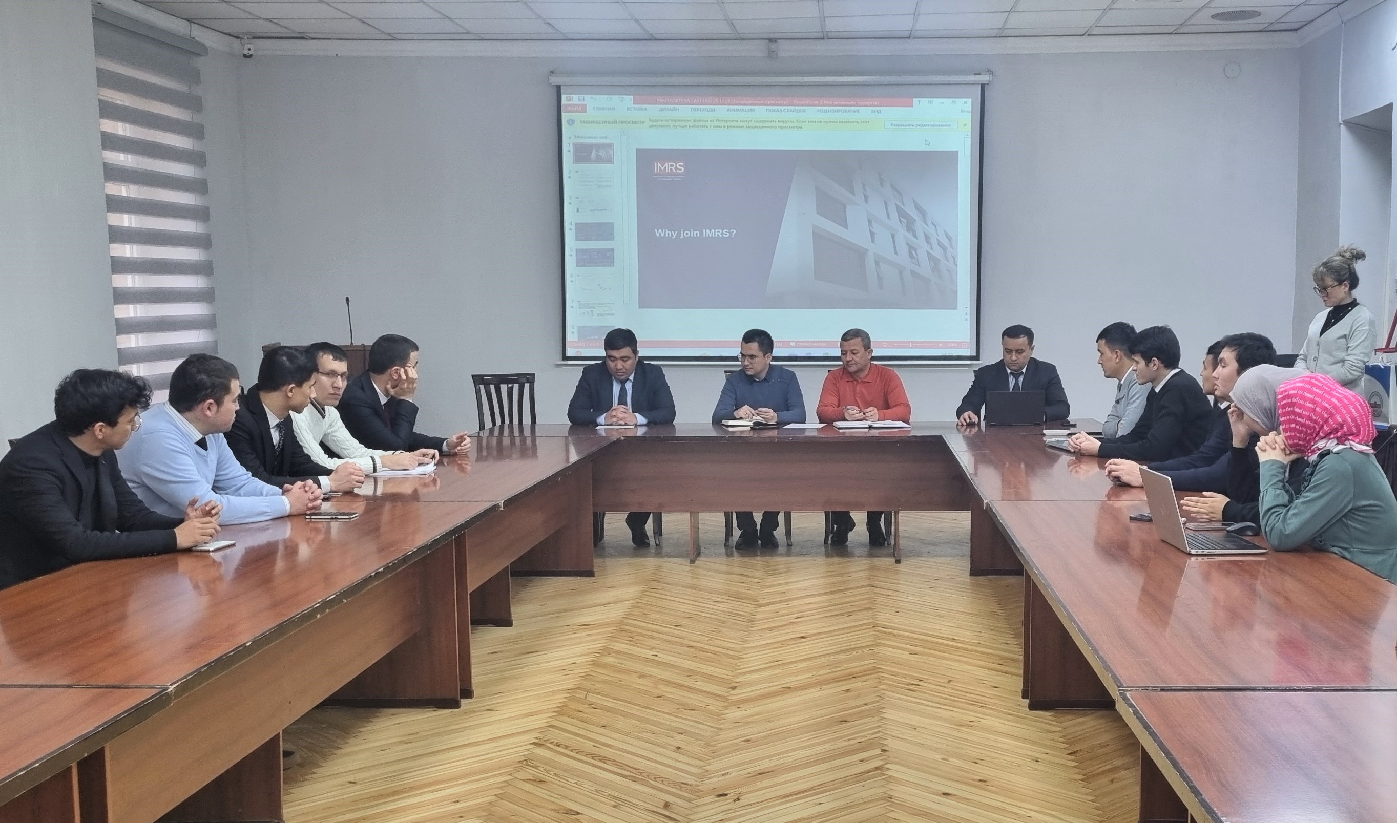 Bitiruvchilar talabalar hamda hamkor tashkilotlar ishtirokida davra suhbati o‘tkazildi