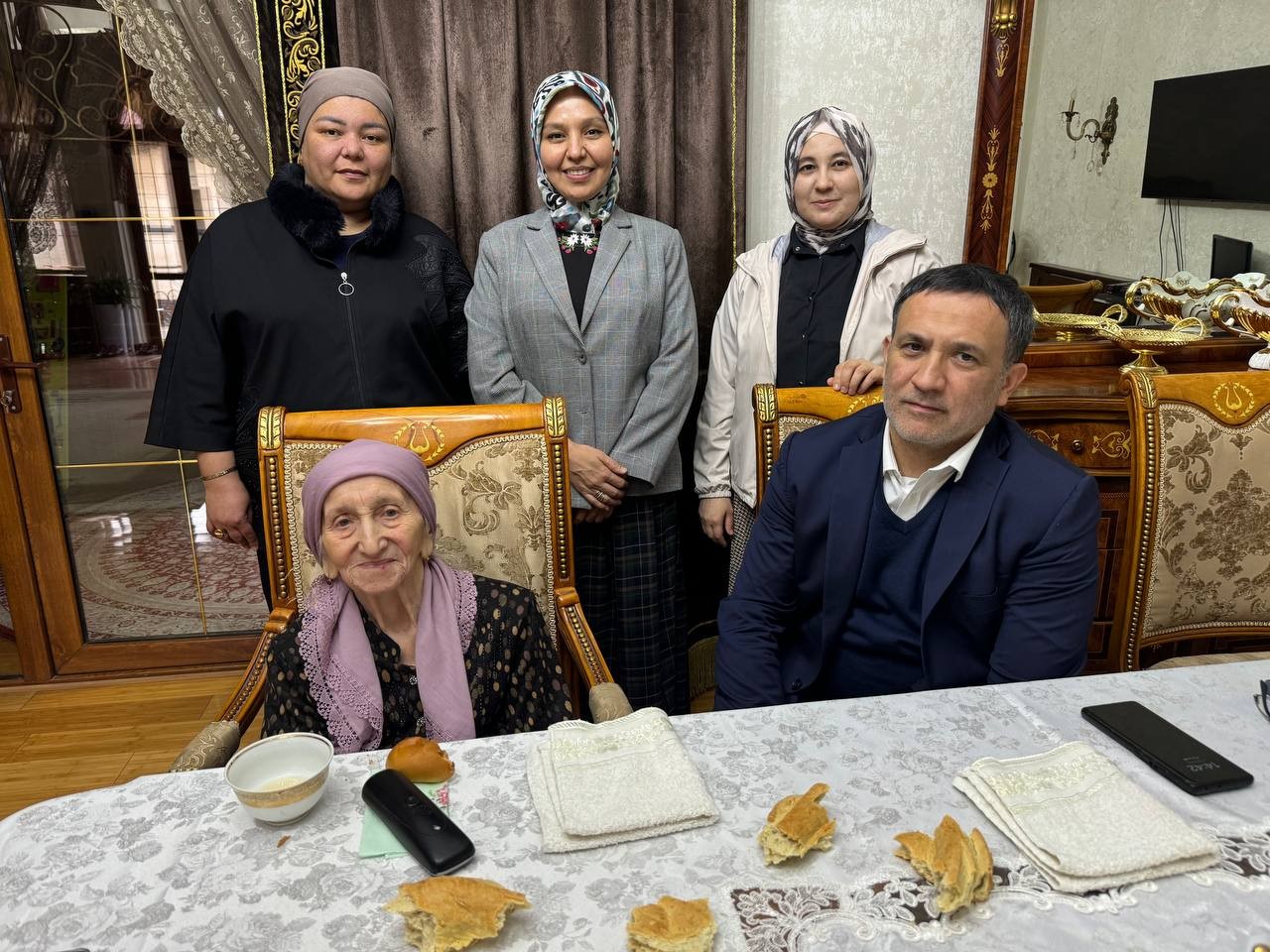 Akademiya vakillari taniqli ijodkor Yayra Sa’dullayeva xonadonida bo‘ldilar