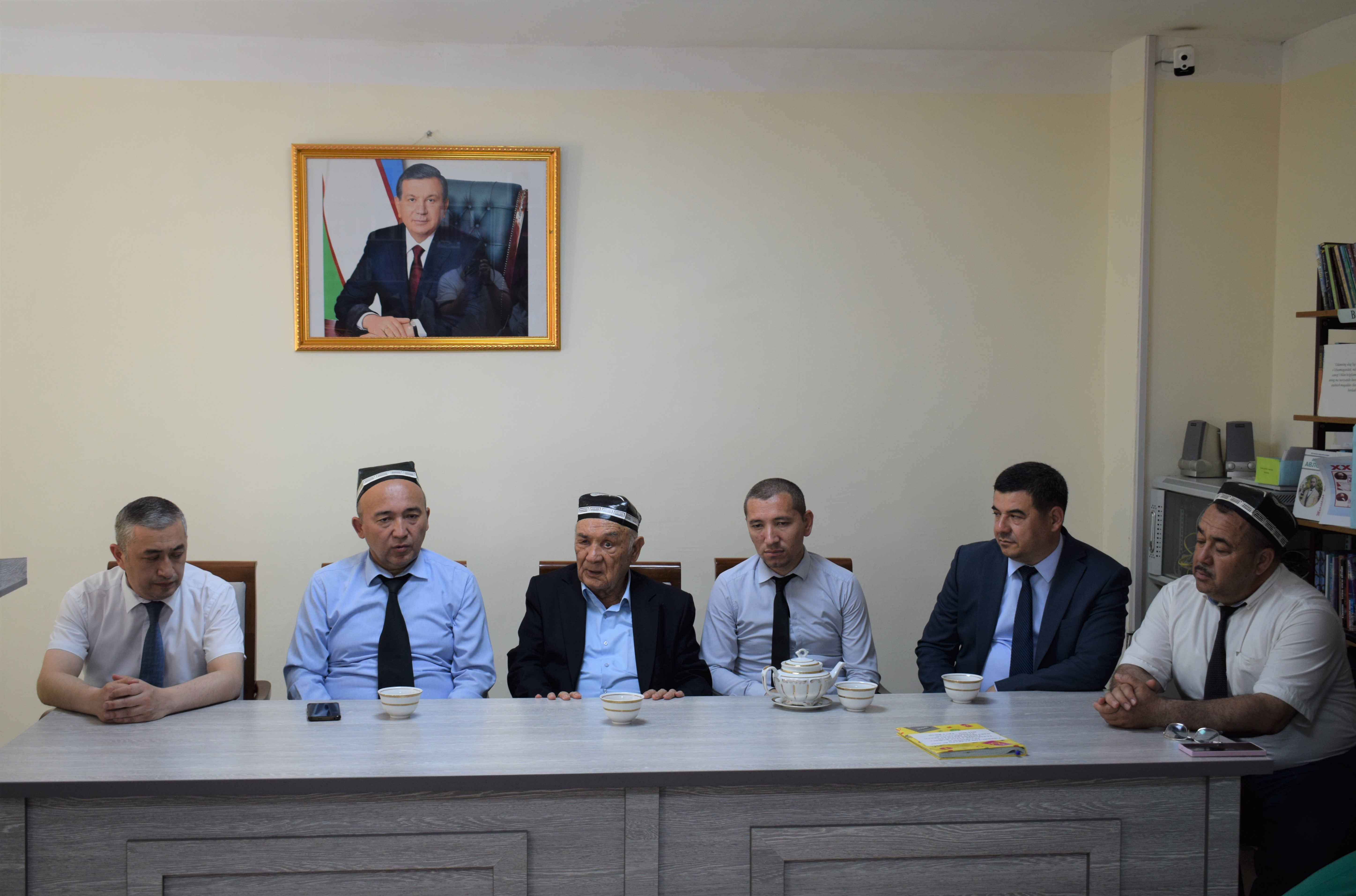 Akademiyada “Uch avlod uchrashuvi” mavzusida davra suhbati o‘tkazildi