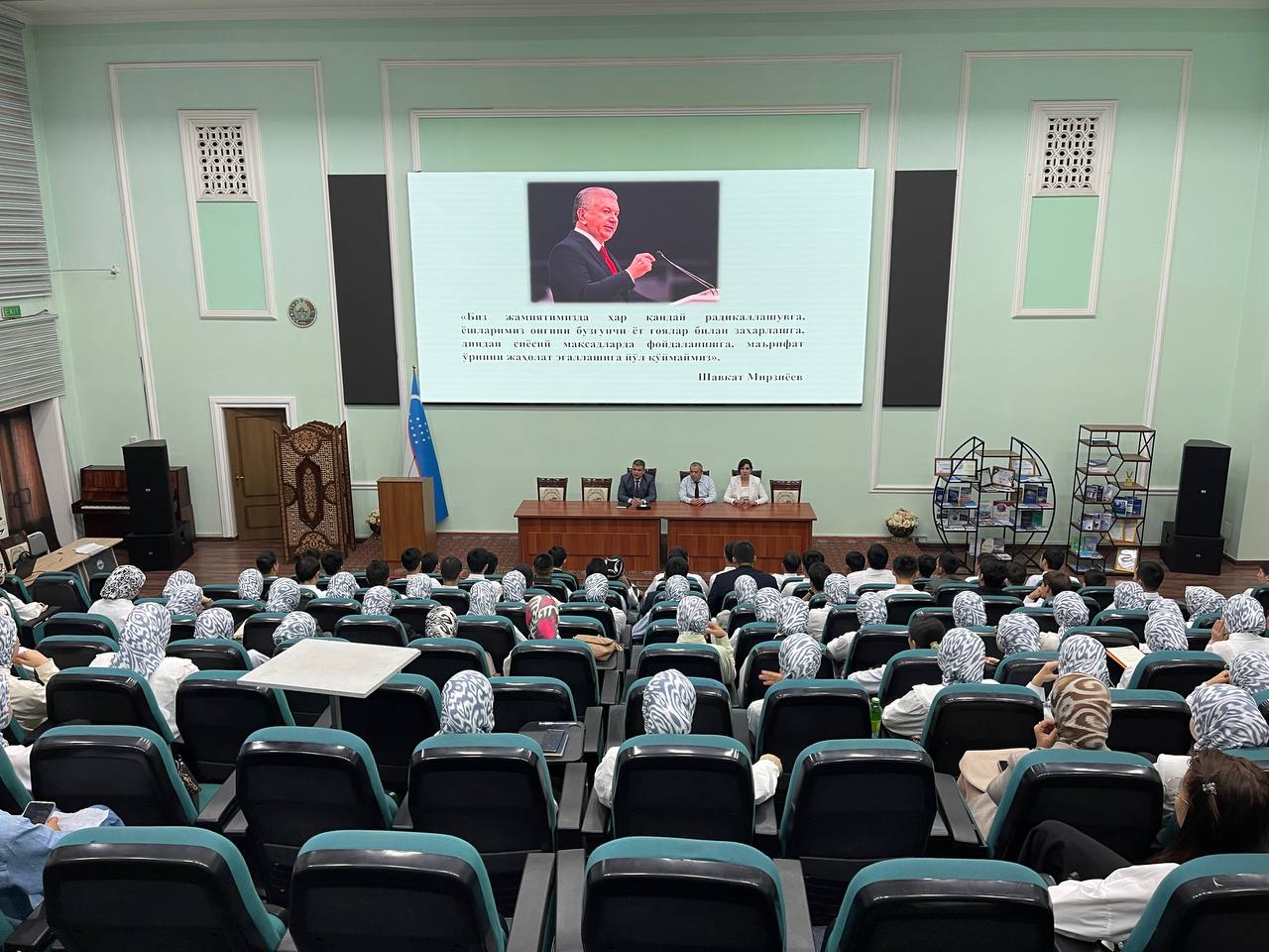 Talabalar uchun dolzarb mavzuda davra suhbati o‘tkazildi